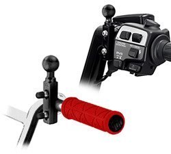 Uchwyt montowany do ramy kierownicy lub do podstawy hamulca / sprzęgła w motocyklu