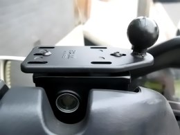 Uchwyt montowany na pokrywę zbiornika płynu hamulcowego w motocyklu