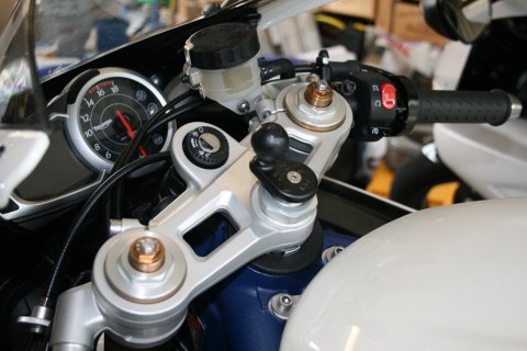 Podstawa montażowa montowana w trzon widelca w motocyklu