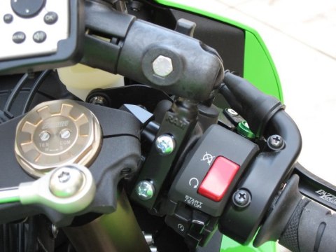 Uchwyt montowany do podstawy hamulca / sprzęgła w motocyklu