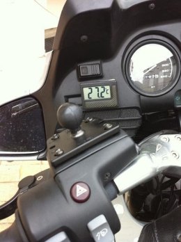 Uchwyt montowany na pokrywę zbiornika płynu hamulcowego w motocyklu