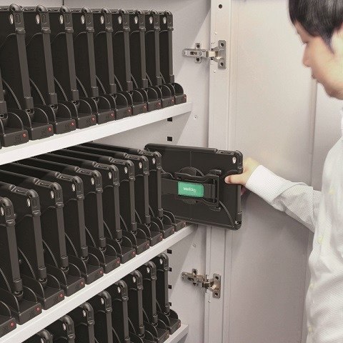 Poślizgowy dok ładujący do tabletów i smartfonów.