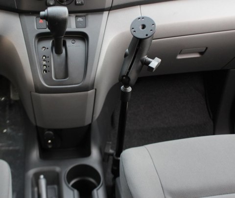 Ramię montowane do przedniego fotela pasażera z głowicą obrotową