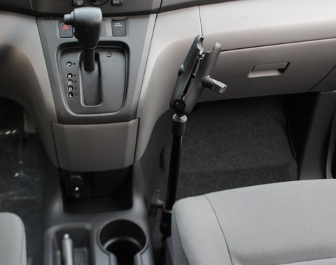 Ramię montowane do przedniego fotela pasażera z głowicą obrotową oraz obustronnym ramieniem.