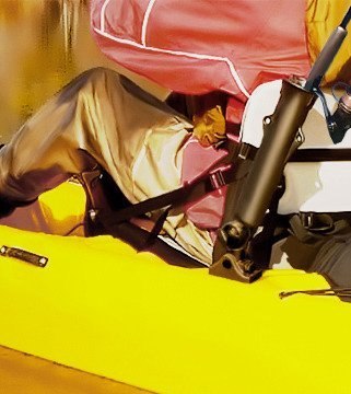 Uchwyt do wędek w kształcie tuby z podstawą montażową do montażu na powierzchni płaskiej.