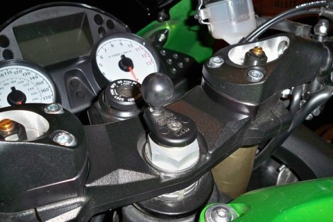 Uniwersalny uchwyt Finger Grip™ do telefonów komórkowych oraz przenośnych urządzeń elektronicznych montowany w trzon widelca w m