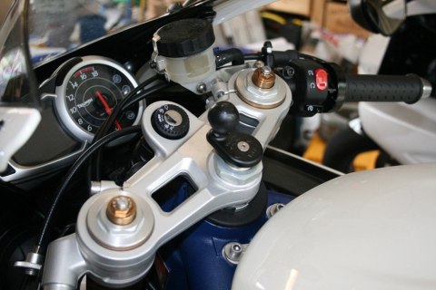 Uniwersalny uchwyt Finger Grip™ do telefonów komórkowych oraz przenośnych urządzeń elektronicznych montowany w trzon widelca w m