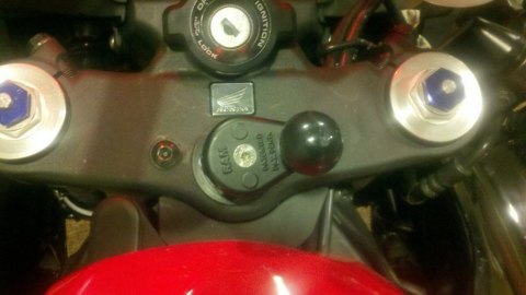 Uniwersalny uchwyt Finger Grip™ do telefonów komórkowych oraz przenośnych urządzeń elektronicznych montowany w trzon widelca w m