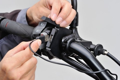 89371 Źródła zasilania z 1 portem USB na smukłej obejmie do montażu na kierownicy motocykla
