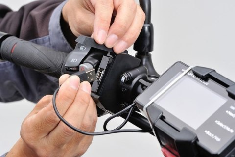 89371 Źródła zasilania z 1 portem USB na smukłej obejmie do montażu na kierownicy motocykla