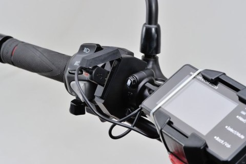 89371 Źródła zasilania z 1 portem USB na smukłej obejmie do montażu na kierownicy motocykla