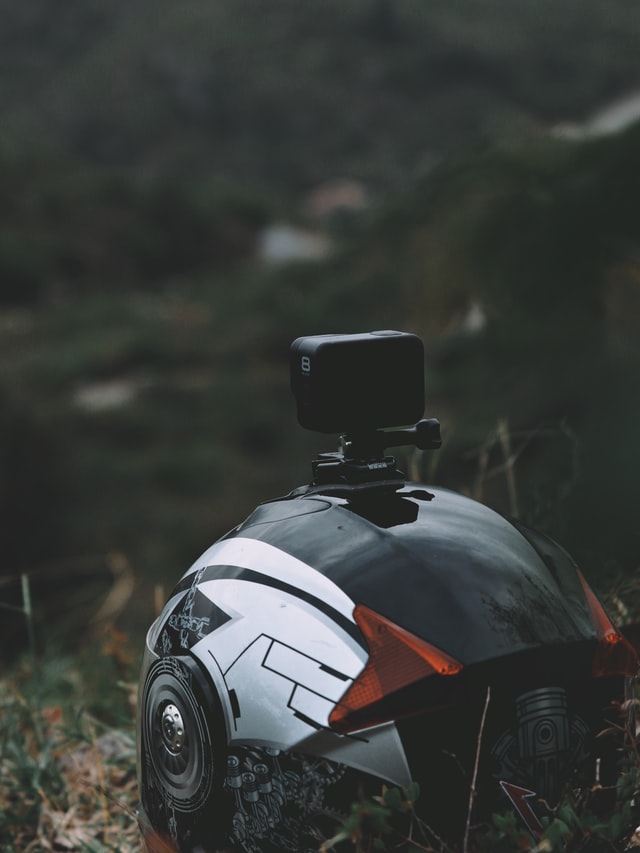Jak zamontować kamerę na motocyklu lub kasku dbając o bezpieczeństwo?